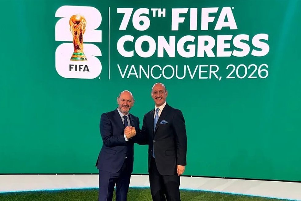Rafael Louzán, presidente de la Real Federación Española de Fútbol, y Adnan Dirjal, presidente de la Federación Iraquí de Fútbol.