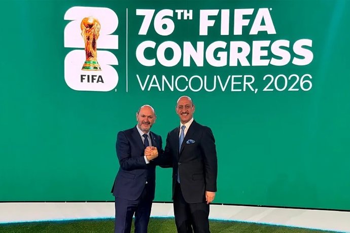 Rafael Louzán, presidente da Real Federação Espanhola de Futebol, e Adnan Dirjal, presidente da Federação Iraquiana de Futebol.