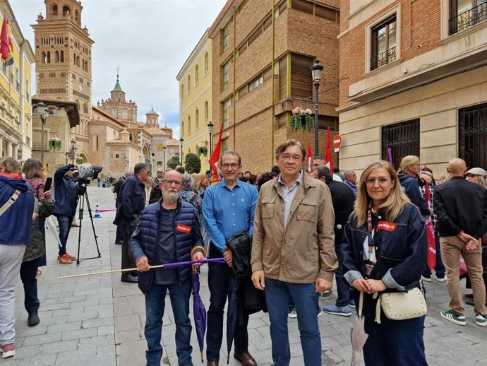 El portavoz de Teruel Existe, Tomás Guitarte, y la diputada autonómica Pilar Buj, en el 1 de Mayo en Teruel.
