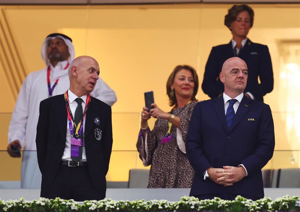Archivo - 01 December 2022, Qatar, Al Khor: FIFA President Gianni Infantino (R) stands with German football federation (DFB) President Bernd Neuendorf in the stands before the FIFA World Cup Qatar 2022 Group E soccer match between Costa Rica and Germany a