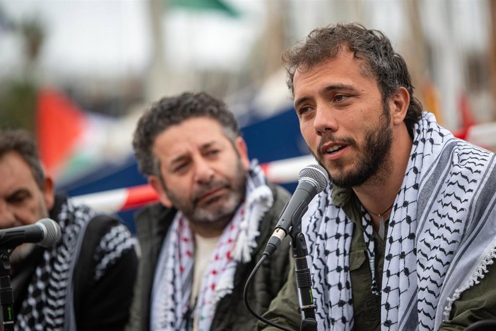 Saif Abu Keshed (c) y Thiago Ávila (d), antes de zarpar de Barcelona en la Global Sumud Flotilla 
