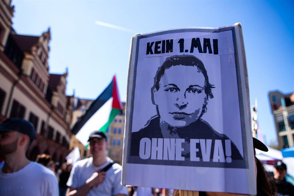Una pancarta recuerda la desaparición de la periodista alemana Eva Maria Michelmann durante la marcha por el Día del Trabajo en Leipzig