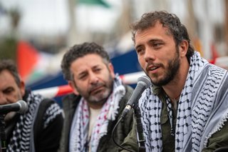 Saif Abu Keshed (c) i Thiago Àvila (d), abans de salpar de Barcelona en la Global Sumud Flotilla 