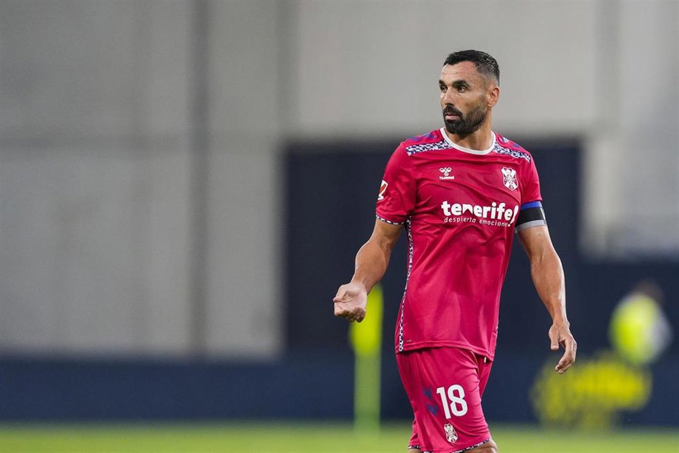 Archivo - Enric Gallego, en un partido con el CD Tenerife.