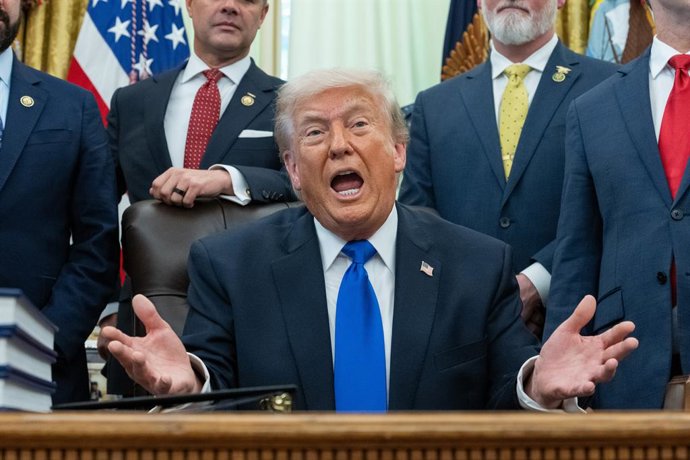 30 de abril de 2026, Washington, Distrito de Columbia, EUA: O presidente dos Estados Unidos, Donald J. Trump, responde a perguntas após assinar uma série de decretos no Salão Oval da Casa Branca, em Washington, DC, EUA, na quinta-feira, 30 de abril de 202
