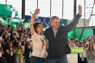 El expresidente del Gobierno José Luis Rodríguez Zapatero y la la secretaria general del PSOE de Andalucía y candidata a la Presidencia de la Junta, María Jesús Montero en un acto en Cártama (Málaga).