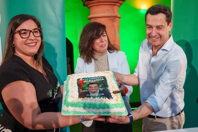 El presidente del PP de Andalucía y candidato a la reelección de la Presidencia de la Junta, Juanma Moreno, recibe una tarta por su 56 cumpleaños antes de intervenir en un acto de campaña celebrado en el municipio cordobés de Palma del Río. A 1 de mayo de