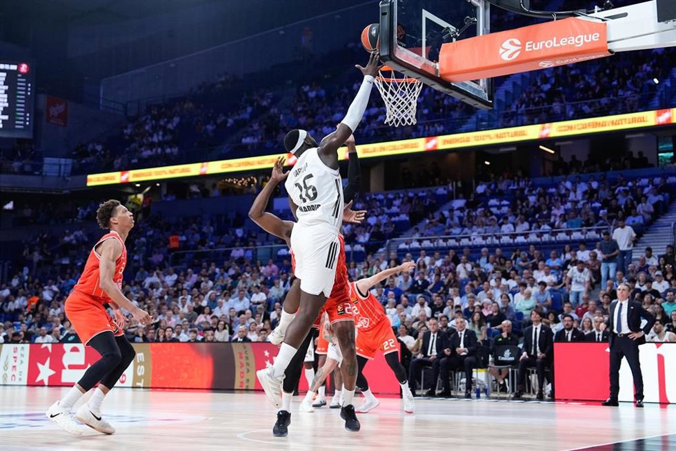 Usman Garuba intenta una canasta durante el Real Madrid-Hapoel de los 'playoffs' de la Euroliga 25-26