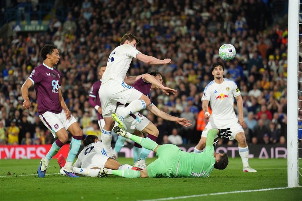 01 May 2026, United Kingdom, Leeds: Leeds United's Dominic Calvert-Lewin (2nd L) scores his side's third goal during the English Premier League soccer match between Leeds United and Burnley at Elland Road. Photo: Martin Rickett/PA Wire/dpa