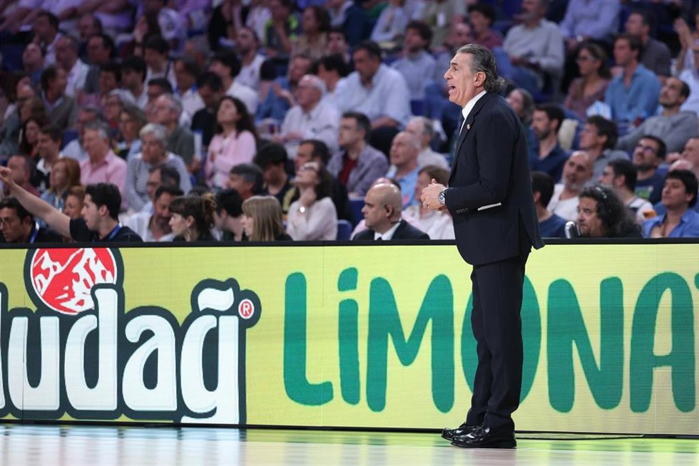 Sergio Scariolo da instrucciones durante el Real Madrid.Hapoel Tel Aviv de los 'playoffs' de la Euroliga 25-26