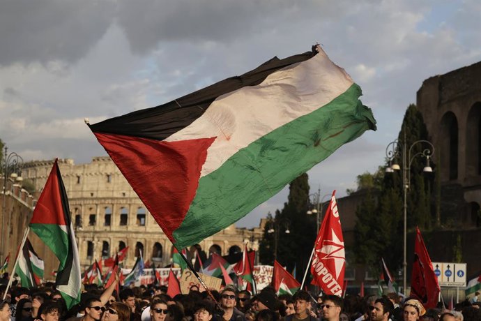 Manifestazione della rete di attivisti per la Palestina  per il rilascio degli attivisti della Global Sumud Flotilla â€” Roma â€”Italia  â€”  GiovedÃ 30 Aprile   2026 -  - (foto di Cecilia Fabiano/ LaPresse) ..Palestine support organizations demonstrate 
