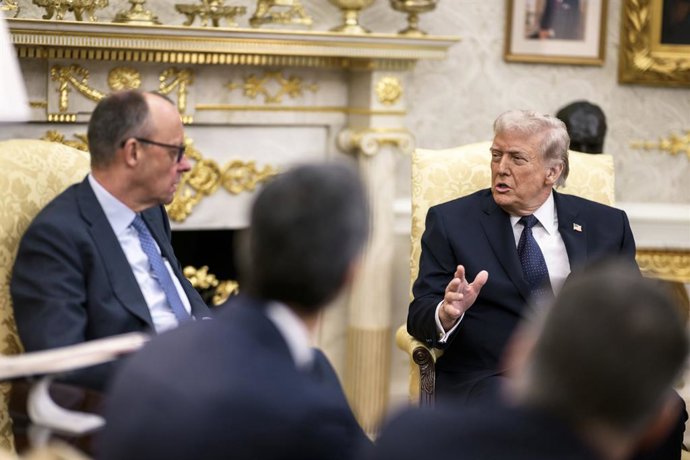 Archivo - Arquivo - 4 de março de 2026, Washington, D.C., Estados Unidos da América: O presidente dos EUA, Donald Trump, conversa com o chanceler alemão Friedrich Merz, à esquerda, durante uma reunião bilateral no Salão Oval da Casa Branca, em 3 de março 