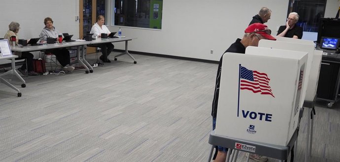 Archivo - Arquivo - 7 de junho de 2022, SIOUX CITY, IOWA, EUA: Exibindo a preferência pelo seu partido político no boné, um eleitor vota em um seção eleitoral local, que inclui a filial da Biblioteca Pública de Morningside, em Sioux City, Iowa, na terça-f