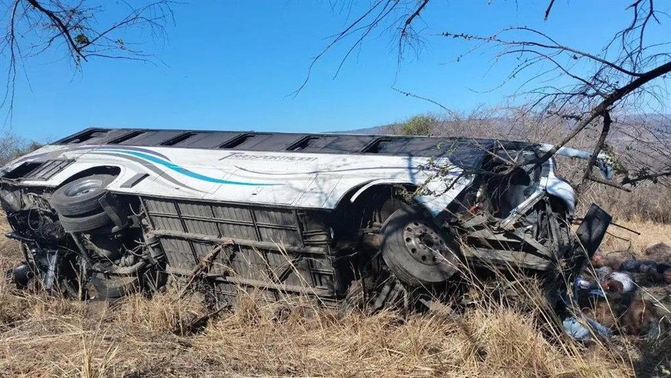 Al menos once muertos y más de 30 heridos tras volcar un autobús turístico rumbo a un balneario en Nayarit