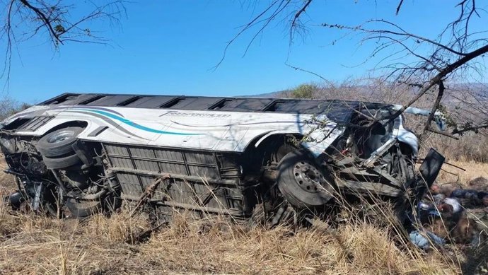 Al menos once muertos y más de 30 heridos tras volcar un autobús turístico rumbo a un balneario en Nayarit