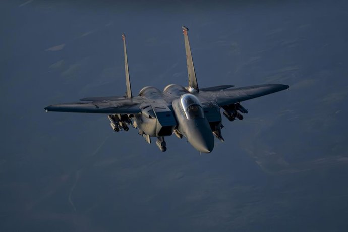 Archivo - Caza F-15E estadounidense durante una patrulla de combate sobre Oriente Próximo (archivo)