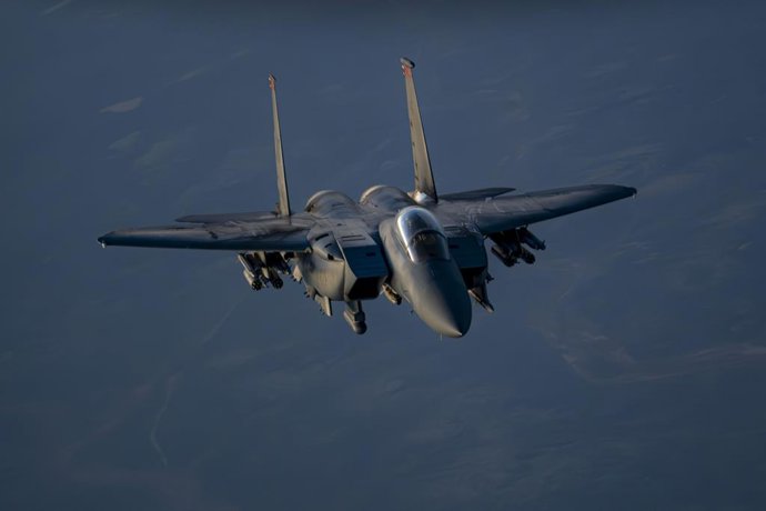 Arquivo - 7 de julho de 2025, Área de Operações do USCENTCOM, Jordânia: Um caça F-15E Strike Eagle da Força Aérea dos EUA, pertencente à 366ª Ala de Caça, durante uma patrulha de combate sobre o Oriente Médio como parte da Operação Prosperity Guardian, em