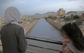 Yemeníes observan el canal de Al-Saila