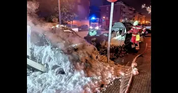 Una furgoneta y cuatro contenedores de basura se incendian en Santa María de Cayón