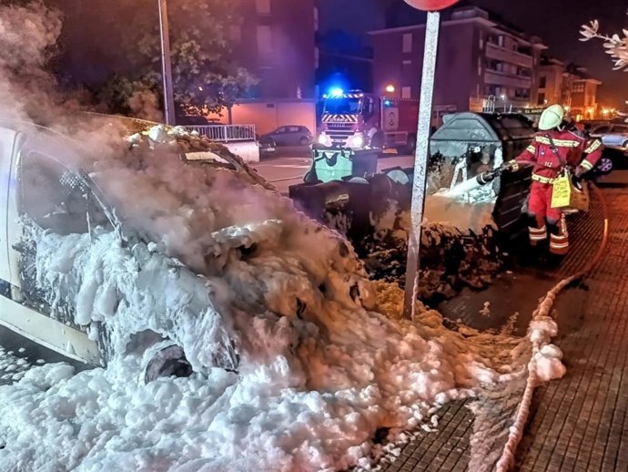 Una furgoneta y cuatro contenedores de basura se incendian en Santa María de Cayón