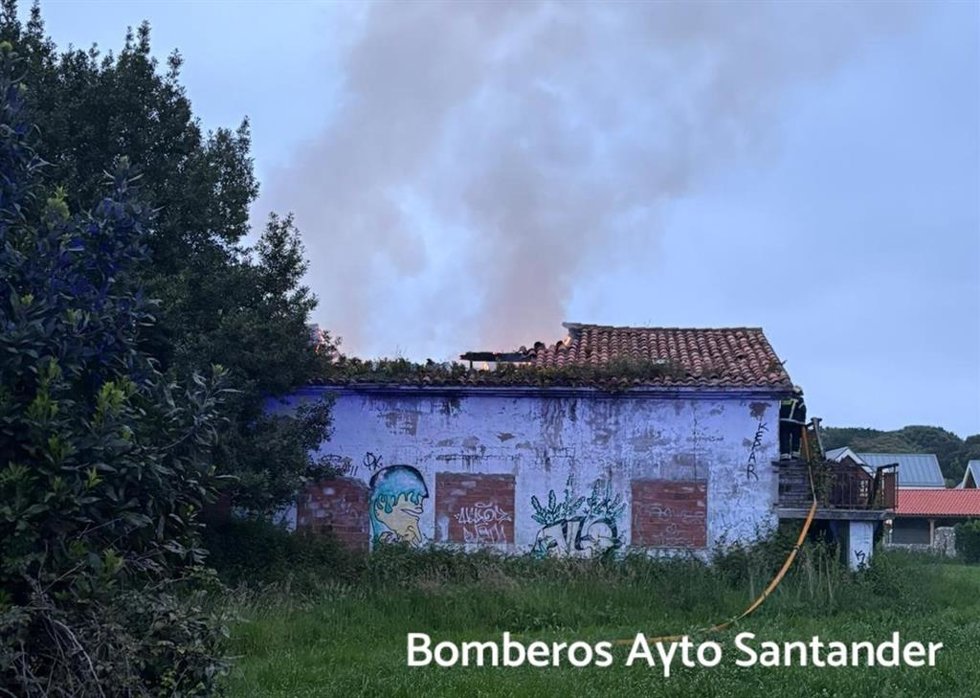 Los bomberos descargan más de 12.000 litros de agua para extinguir el incendio en una vivienda de Somo