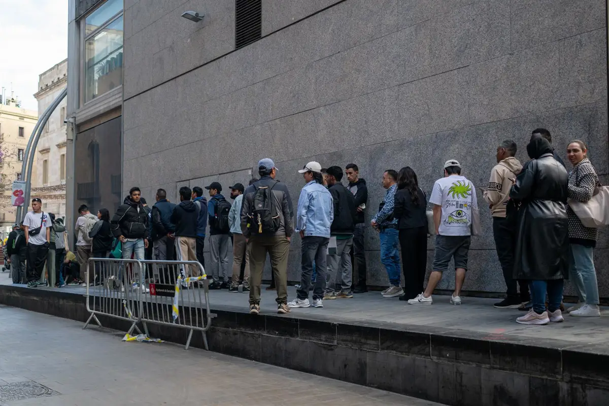 Varias personas hacen cola en una oficina de atención al ciudadano, a 20 de abril de 2026, en Barcelona, Cataluña (España).