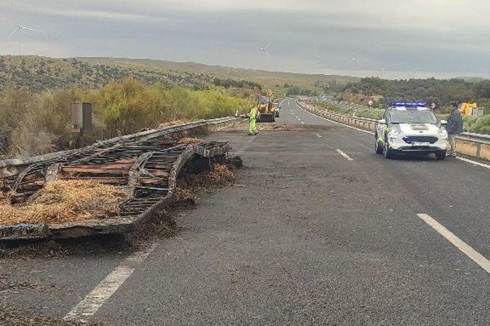 Bomberos extinguen el incendio de un cambio de paja en la A-66 a la altura de Mirabel (Cáceres)