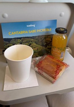 Turismo reparte este puente 12.000 sobaos entre pasajeros de Vueling e Iberia