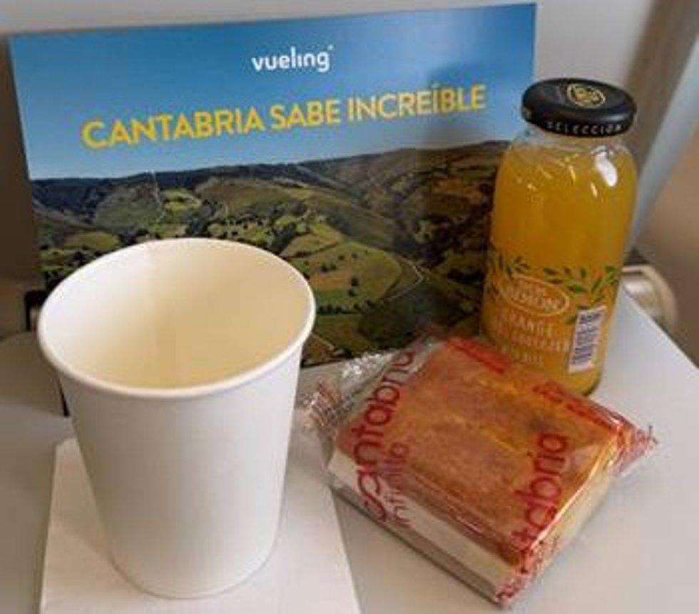 Turismo reparte este puente 12.000 sobaos entre pasajeros de Vueling e Iberia