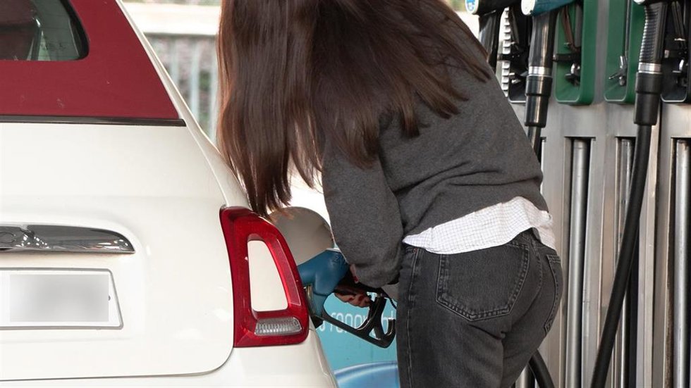 Archivo - Una mujer echando gasolina