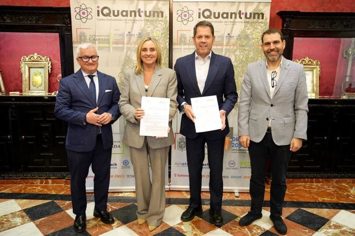 La alcaldesa de Granada, Marifrán Carazo, y el presidente de la Cámara de Comercio de Granada, Gerardo Cuerva.