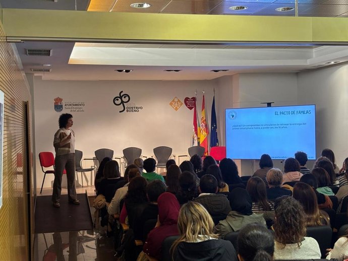 Cerca de 40 familias del municipio ya se han sumado a la iniciativa 'Adolescencia Libre de Móviles'