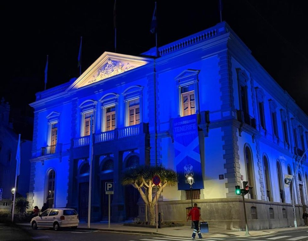 Fachada del Ayuntamiento de Santa Cruz con lo colores y escudo del Club Deportivo Tenerife