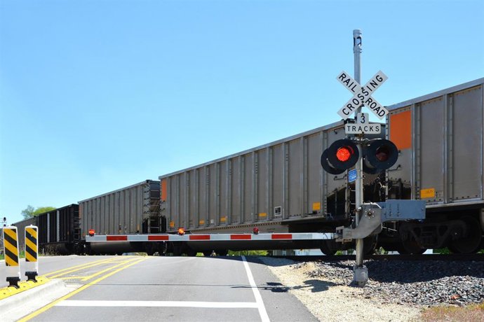 Archivo - Un tren de mercancías circula por las vías de un recinto portuario, como foto de recurso.