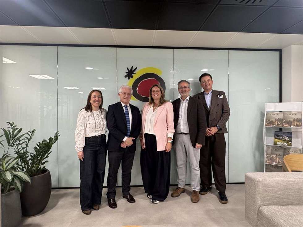 El Ayuntamiento de Sevilla, a través del Área de Turismo y Cultura, encabezada por su delegada, Angie Moreno, ha mantenido una reunión de trabajo en la sede de la Oficina Española de Turismo en Londres.