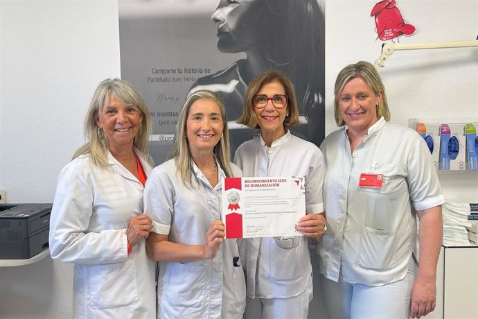 De izquierda a derecha: Mila García López , jefa del Área de Cuidados en Consultas; Gemma Muñoz Carreiras, enfermera estomaterapeuta; Milagros Jurado Rumí, enfermera estomaterapeuta; e Itziar Iso Gayarre, jefa de la unidad de enfermería.