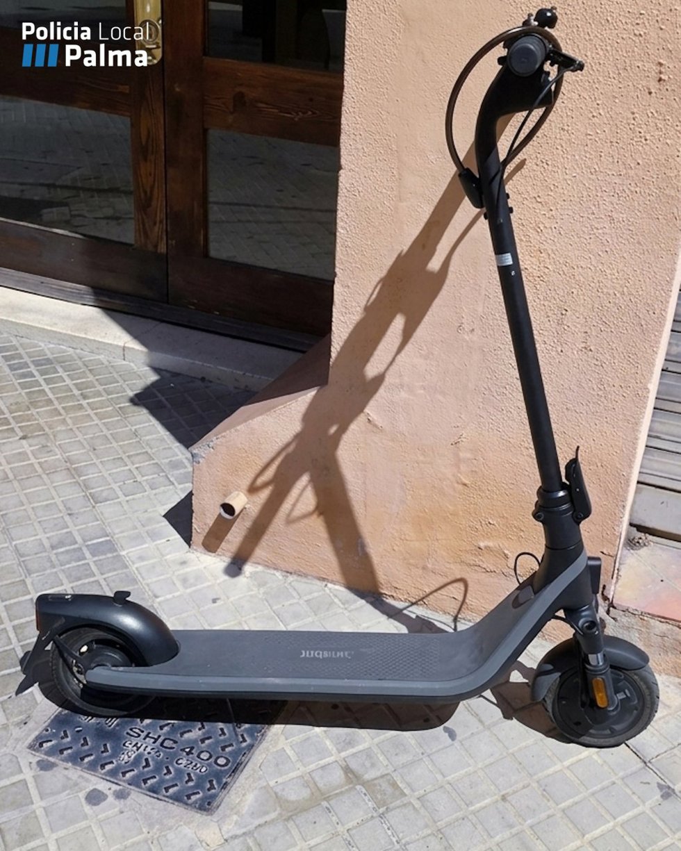 Patinete incautado al detenido en Son Gotleu por huir de la policía tras circular indebidamente por la acera.