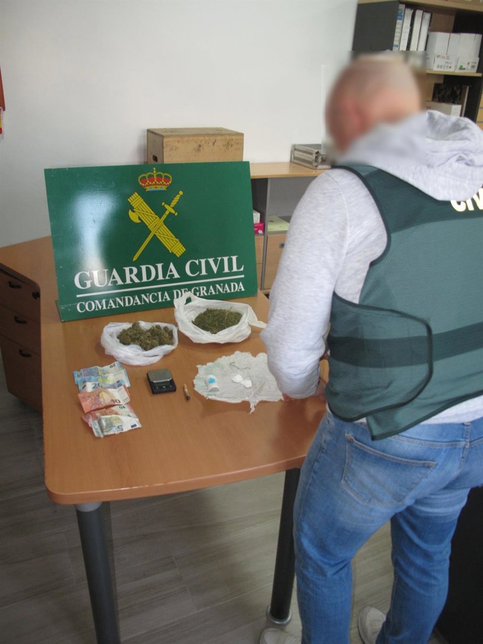 Durante el registro, los agentes intervinieron un total de 41 gramos de cogollos de marihuana, 77 gramos de picadura de marihuana y 12 gramos de cocaína en roca, sustancias presuntamente destinadas a su distribución al por menor.