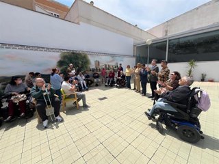 El presidente de la Diputación de Jaén, Paco Reyes, en su visita a la sede de Aspramif.