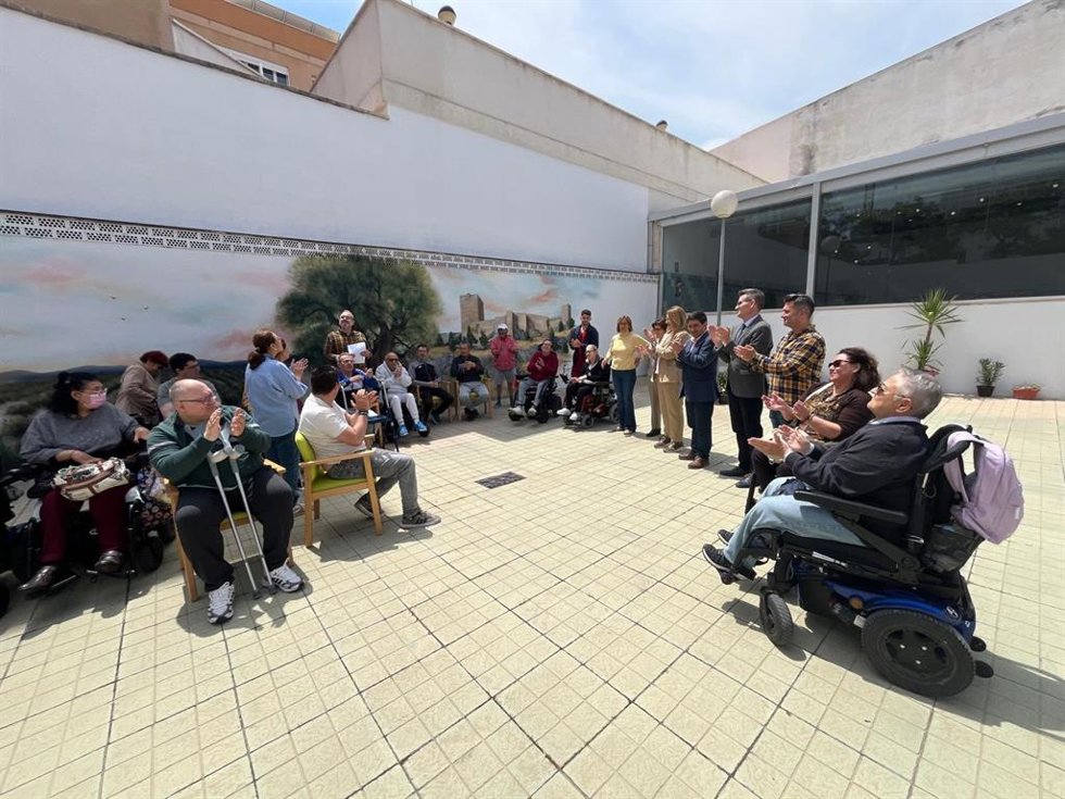 El presidente de la Diputación de Jaén, Paco Reyes, en su visita a la sede de Aspramif.