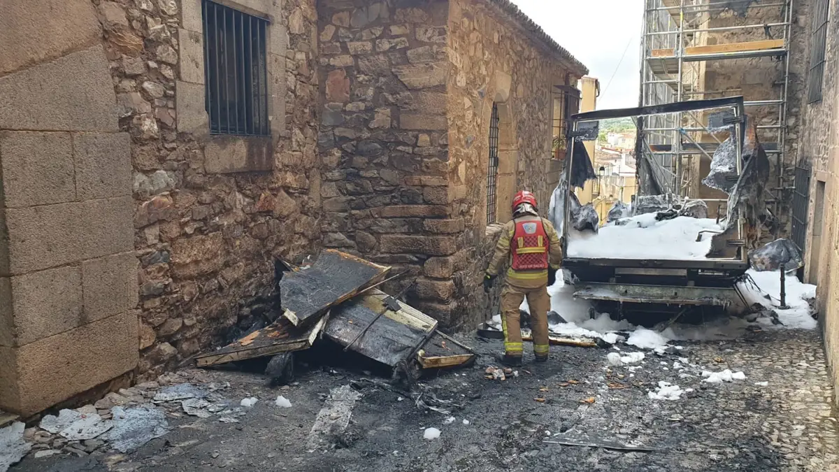 Incendio camión de frutas en Cáceres