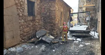 Bomberos sofocan el incendio de un camión en el casco histórico de Cáceres