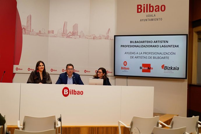 Ezker-eskuin: Leixuri Arrizabalaga, Gonzalo Olabarria eta Helena Lopez