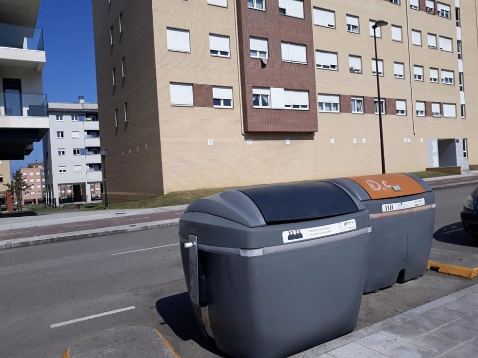 Archivo - Contenedores en Gijón