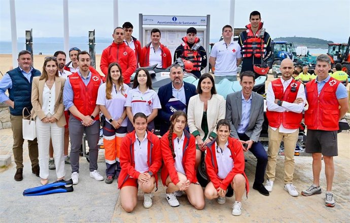 Cruz Roja volverá a encargarse del socorrismo en las playas de Santander por 666.000 euros