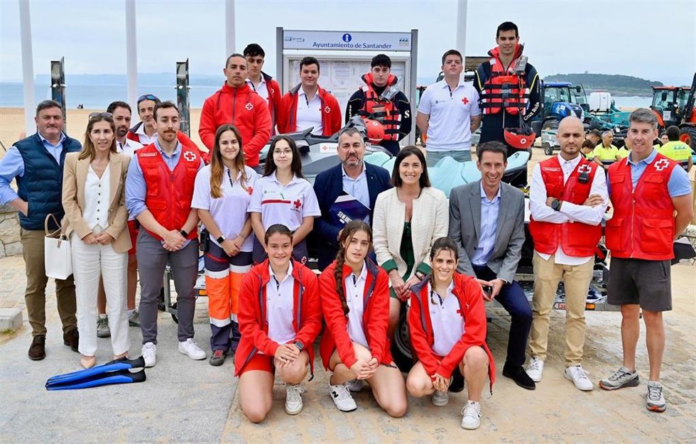 Cruz Roja volverá a encargarse del socorrismo en las playas de Santander por 666.000 euros