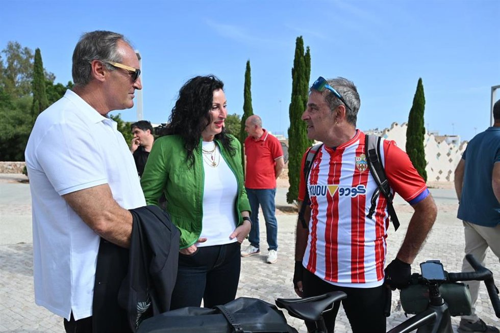 La alcaldesa de almería, María del Mar Vázquez, junto al atleta Alberto Vallés.
