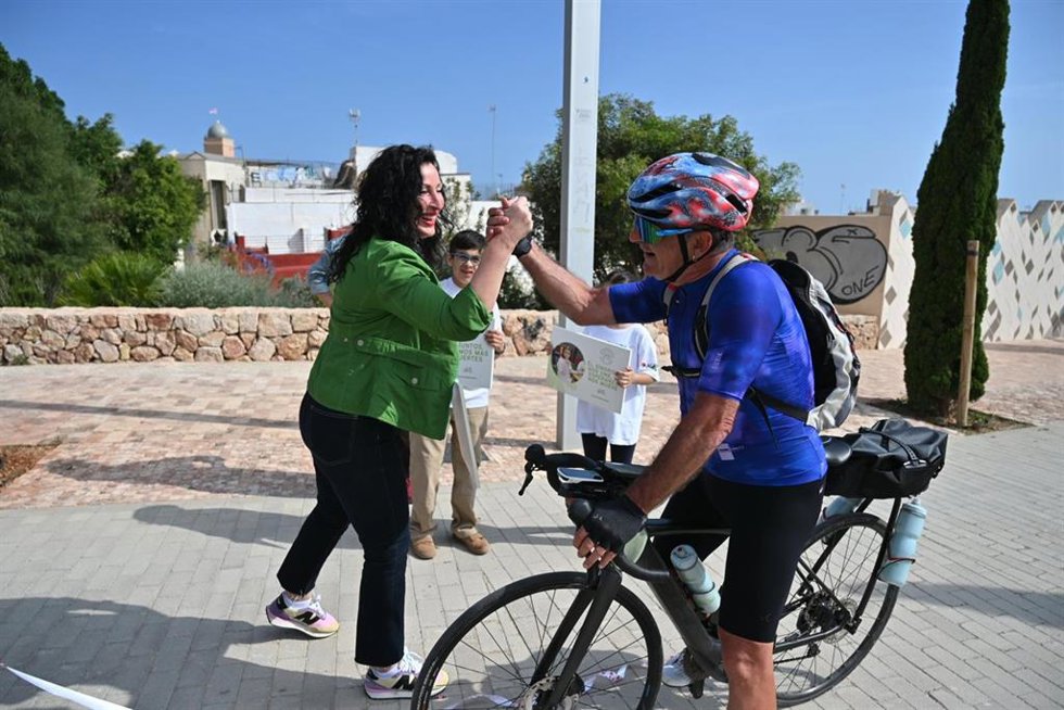La alcaldesa de Almería, María del Mar Vázquez, dando la bienvenida a la ciudad al ciclista vizcaíno Alberto Vallés.