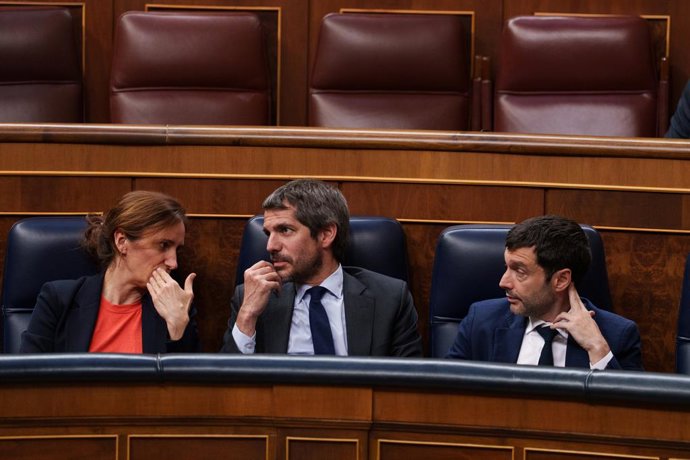 (da esquerda para a direita) A ministra da Saúde, Mónica García; o ministro da Cultura, Ernest Urtasun; e o ministro dos Direitos Sociais, do Consumo e da Agenda 2030, Pablo Bustinduy; durante uma sessão plenária no Congresso, em 28 de abril de 2026, em M