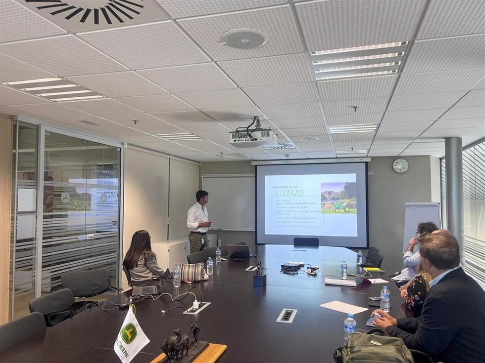 La delegada de Hacienda y Fondos Europeos de la Diputación de Córdoba, Ana Rosa Ruz, ha visitado el centro de innovación de le empresa John Deere, situado en Parla (Madrid).